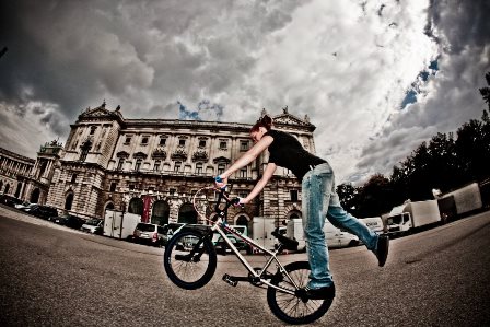 © Aris Krautwaschl Stephanie Posch vor der Oper in Wien auf dem BMX